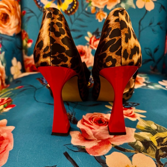Betsey Johnson Leopard Heels with Black Bow - Picture 3 of 6